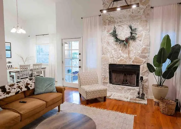Ranch Glam Townhome With Indoor Fireplace