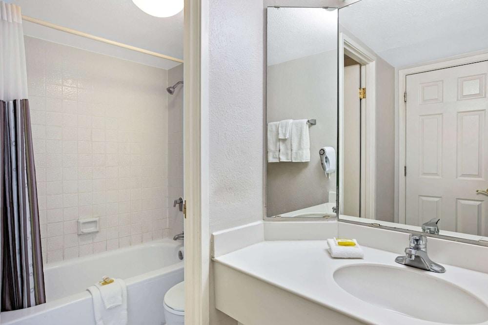 Hotel La Quinta By Wyndham East Lomaland 3*
