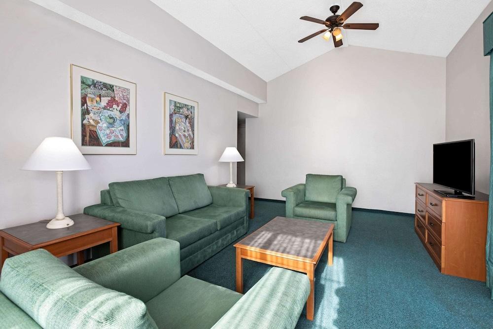 Hotel La Quinta By Wyndham East Lomaland 3*