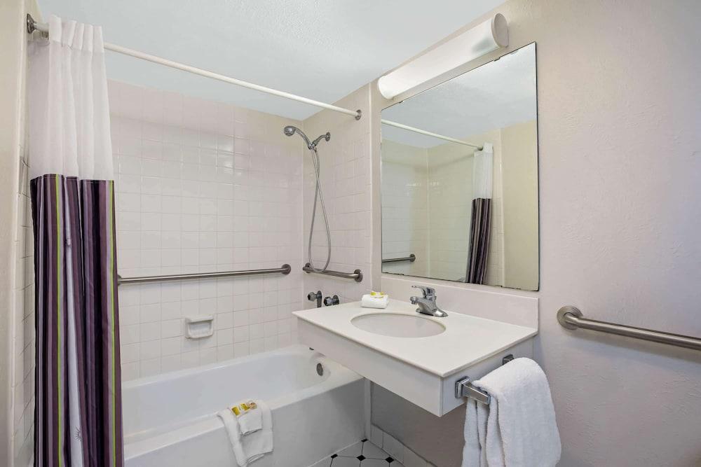 Hotel La Quinta By Wyndham East Lomaland 3*
