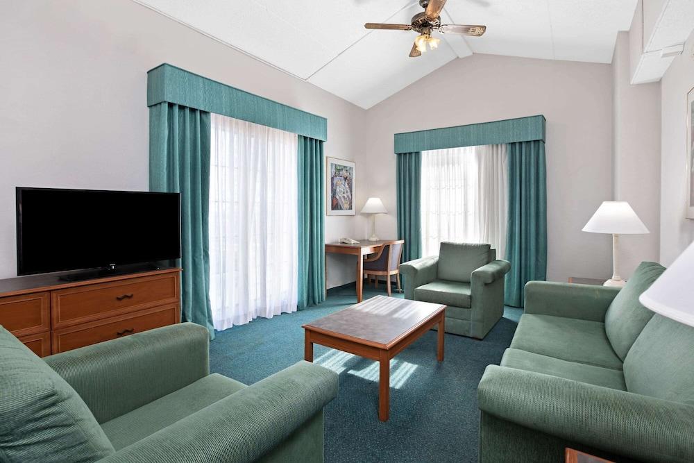 La Quinta By Wyndham East Lomaland Hotel