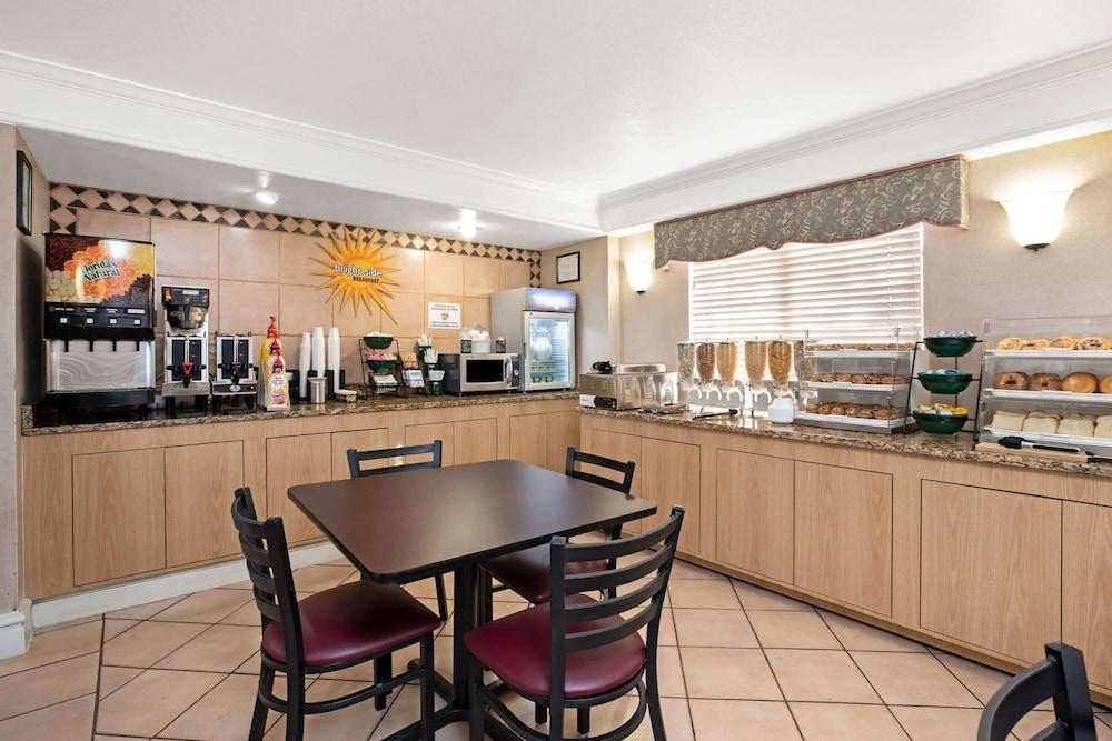 La Quinta By Wyndham East Lomaland