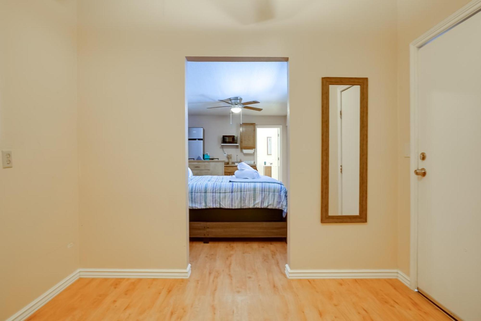 Vacation Studio, 7 Mi To Bliss Apartment *