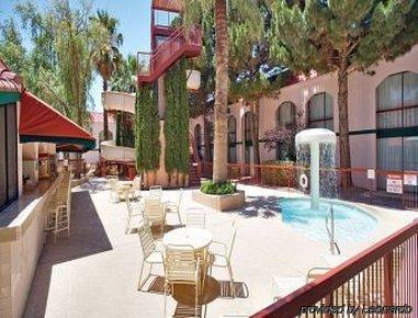 Wyndham Airport And Water Park Hotel