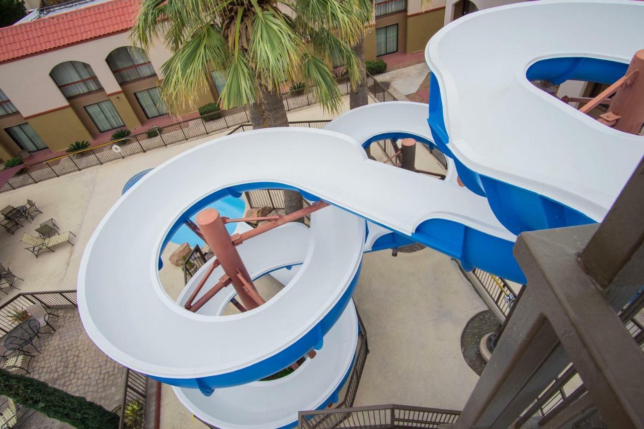 Hotel Wyndham Airport And Water Park 3*