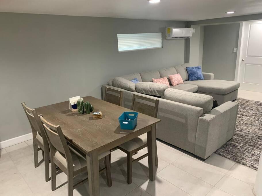 Stylish Basement In - Very Spacious Apartment El Paso