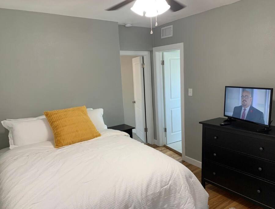 Comfortable With Private Entrance & Private Bathroom * El Paso
