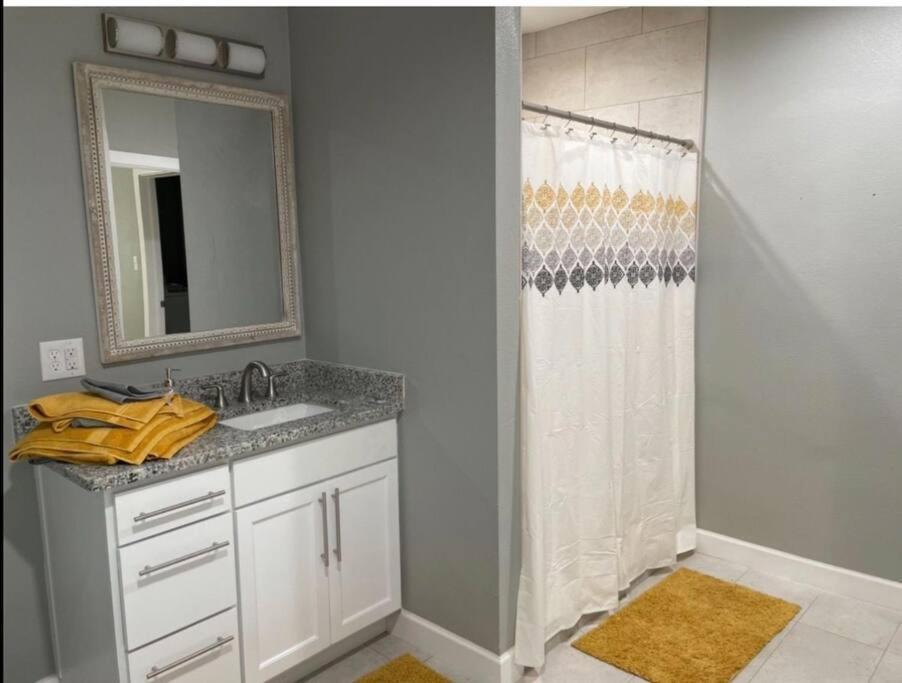 Comfortable With Private Entrance & Private Bathroom * El Paso