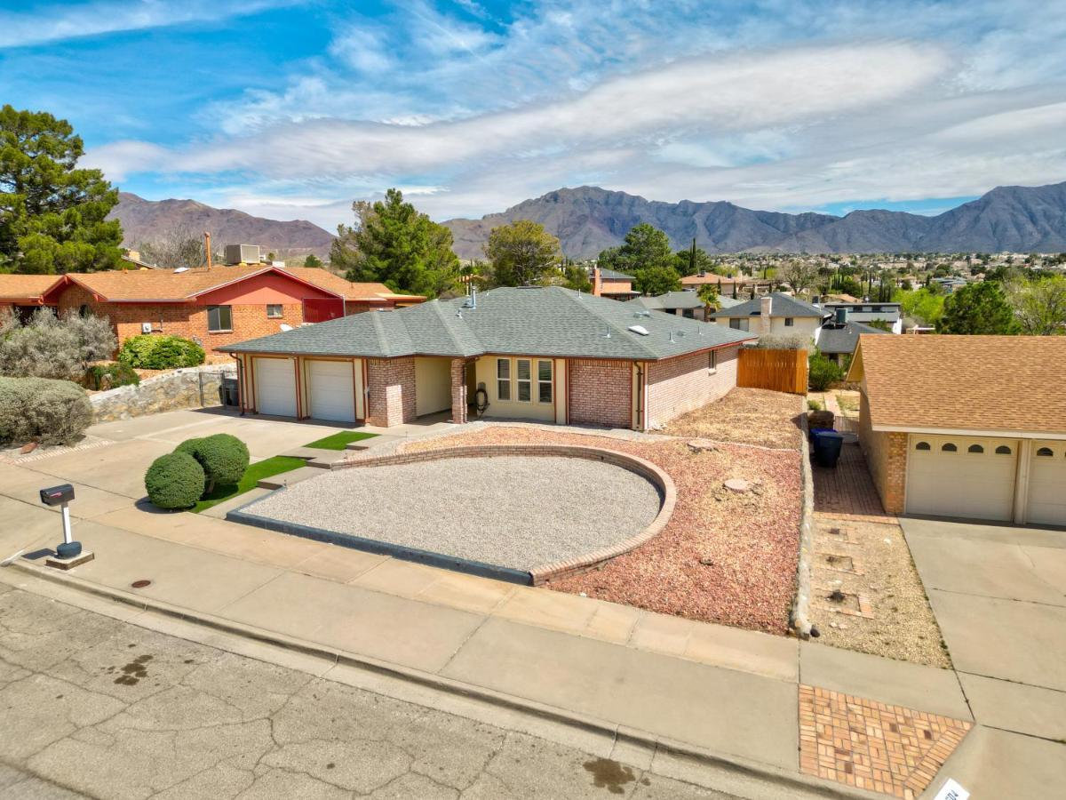 With Mountain View/pool/tub El Paso