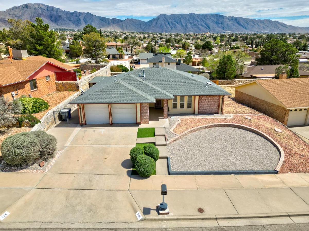 With Mountain View/pool/tub Holiday home