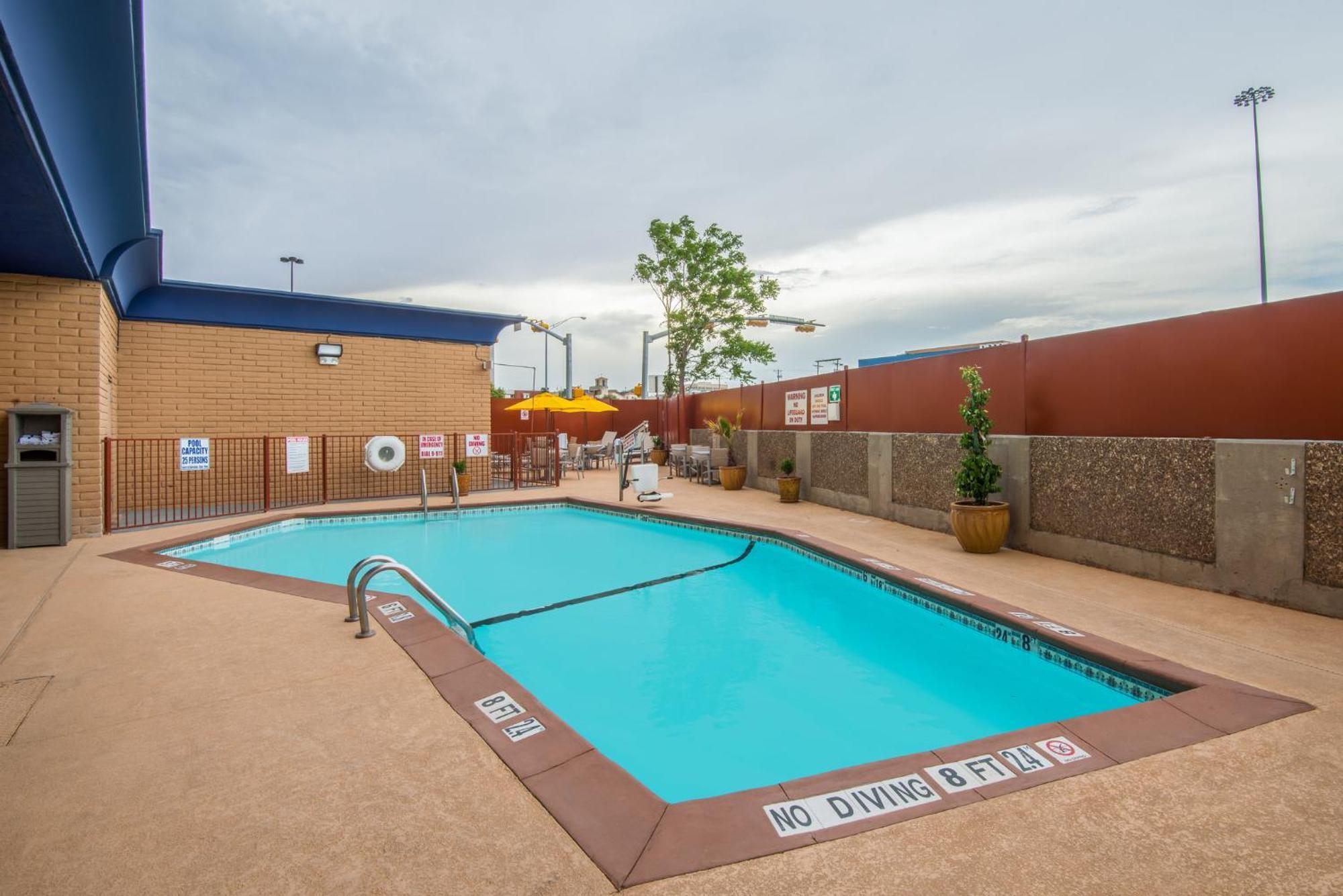 Express El Paso-central By Ihg Hotel 2*