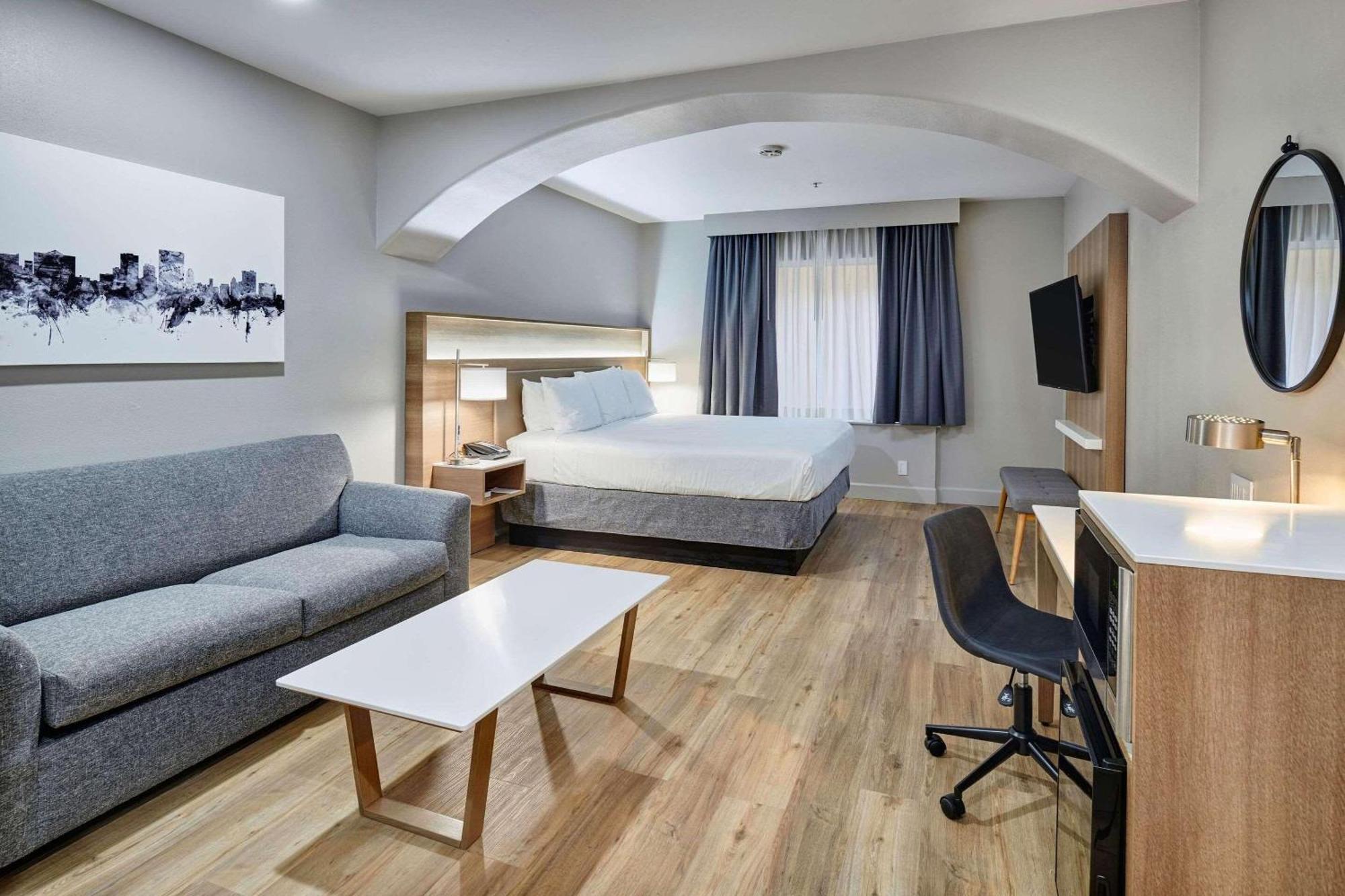 Radisson Airport Hotel 3*