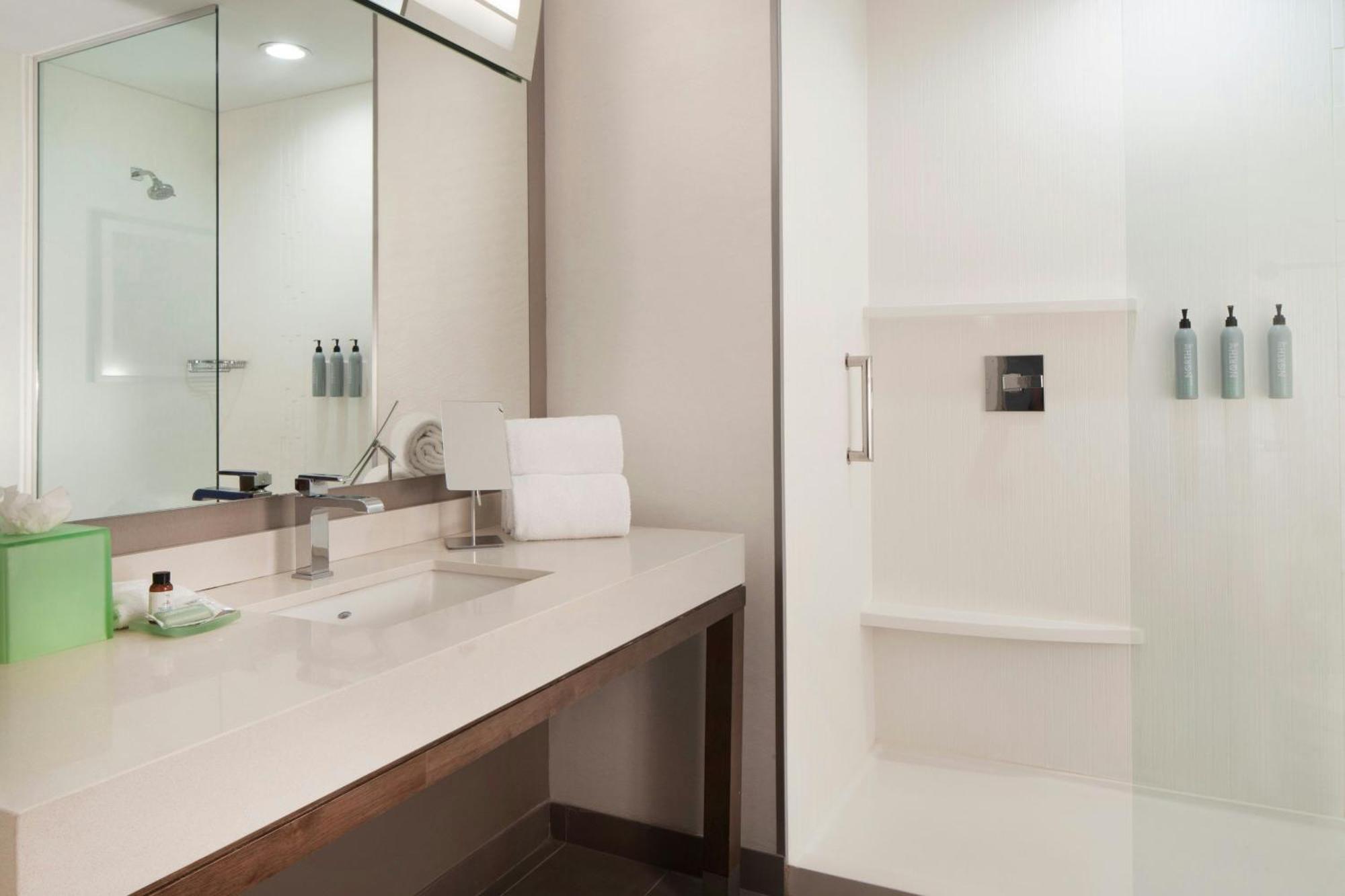 Courtyard By Marriott Downtown/convention Center Hotel