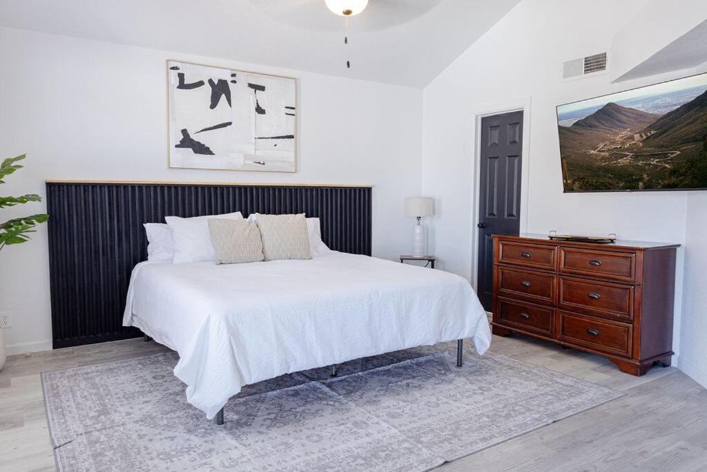 West Ep Poolside Mountain Views Apartment
