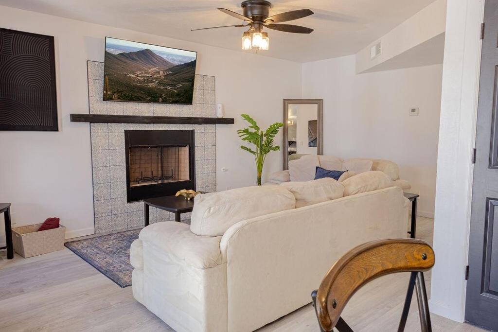 West Ep Poolside Mountain Views Apartment