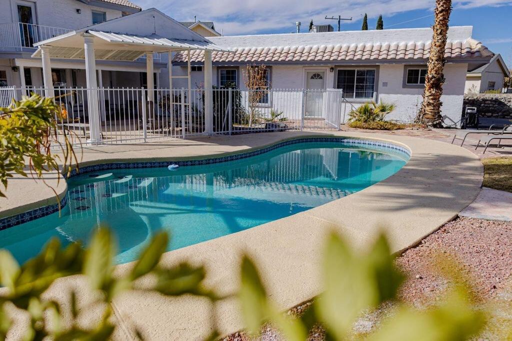 West Ep Poolside Mountain Views *