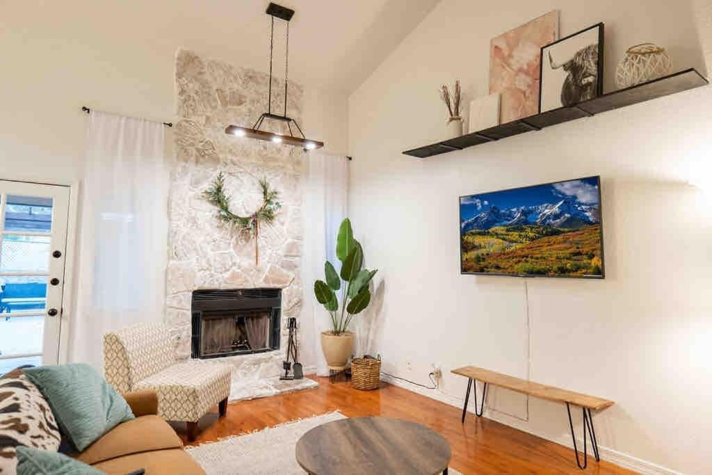 Ranch Glam Townhome With Indoor Fireplace * El Paso
