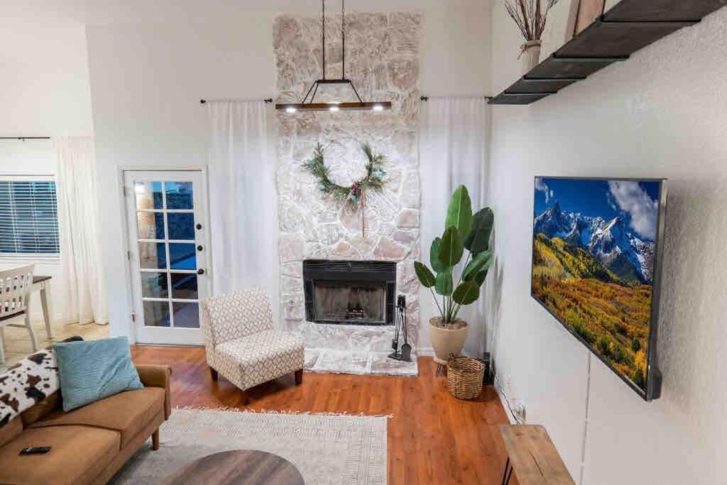 Ranch Glam Townhome With Indoor Fireplace Holiday home El Paso