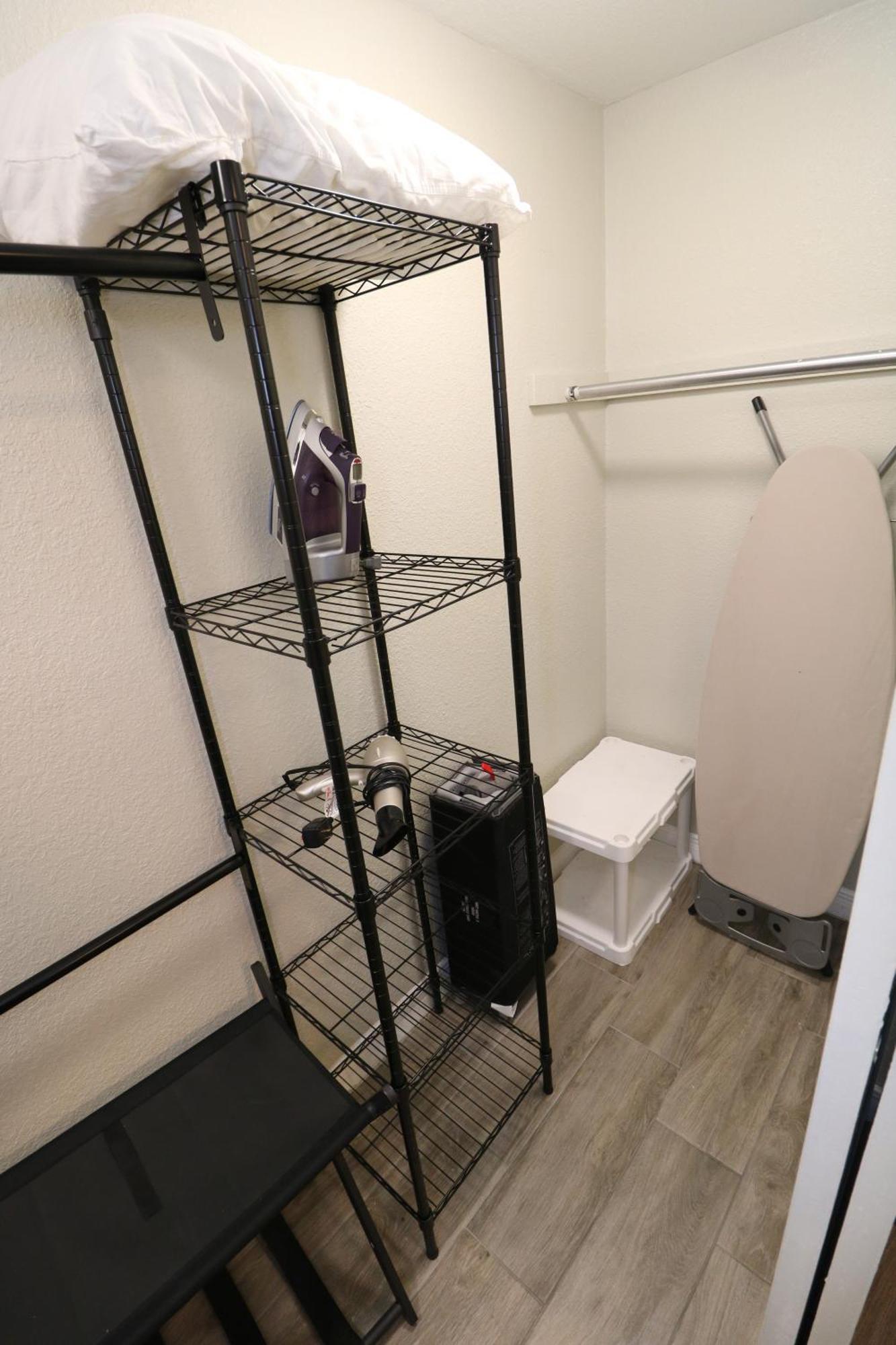 Renovated Stay, Parking, Near Dt & Airport Casa de férias