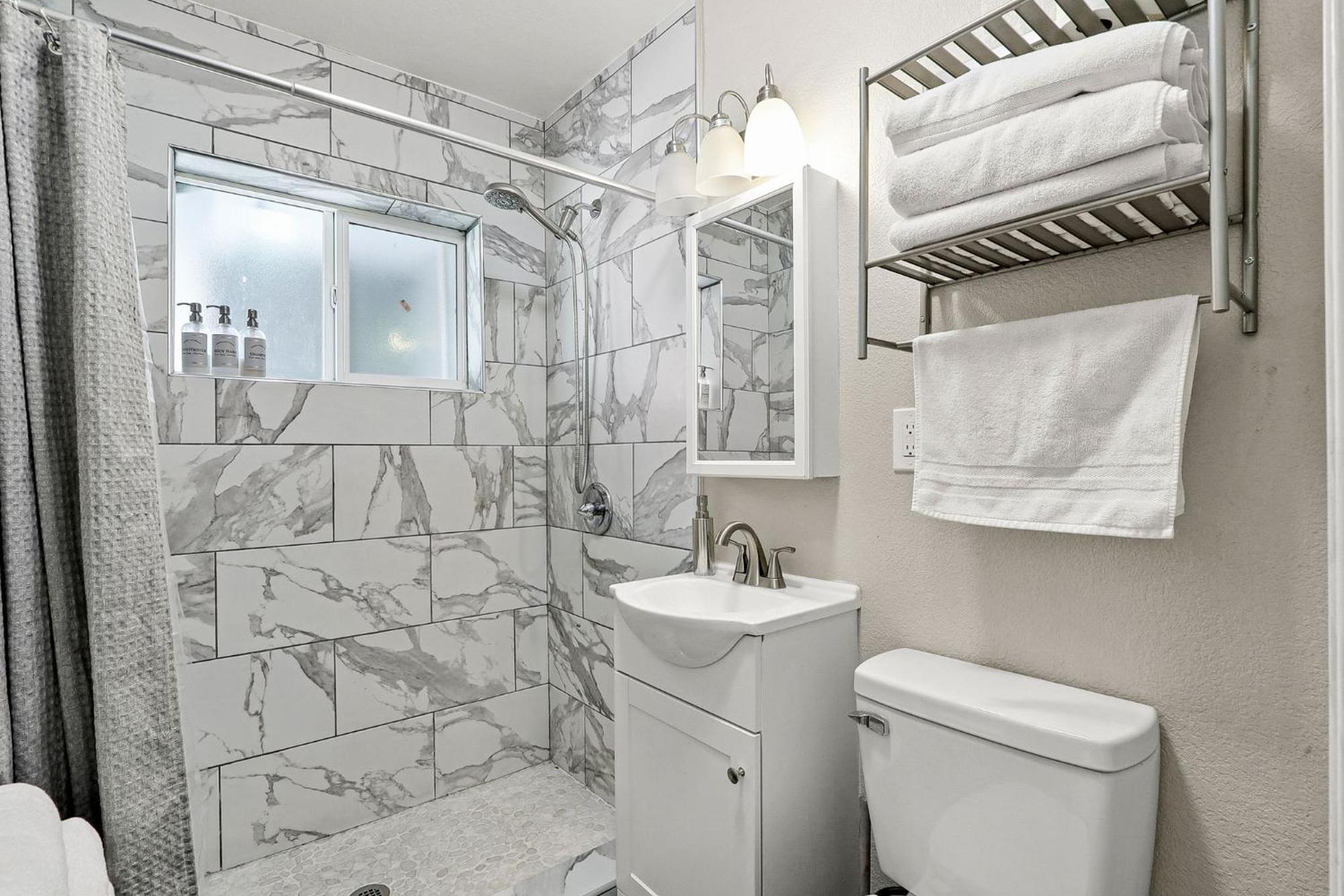 Renovated Stay, Parking, Near Dt & Airport Casa de férias *