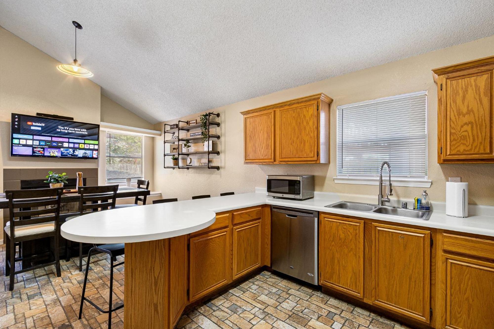 Peaceful West: 4br Dusk Haven