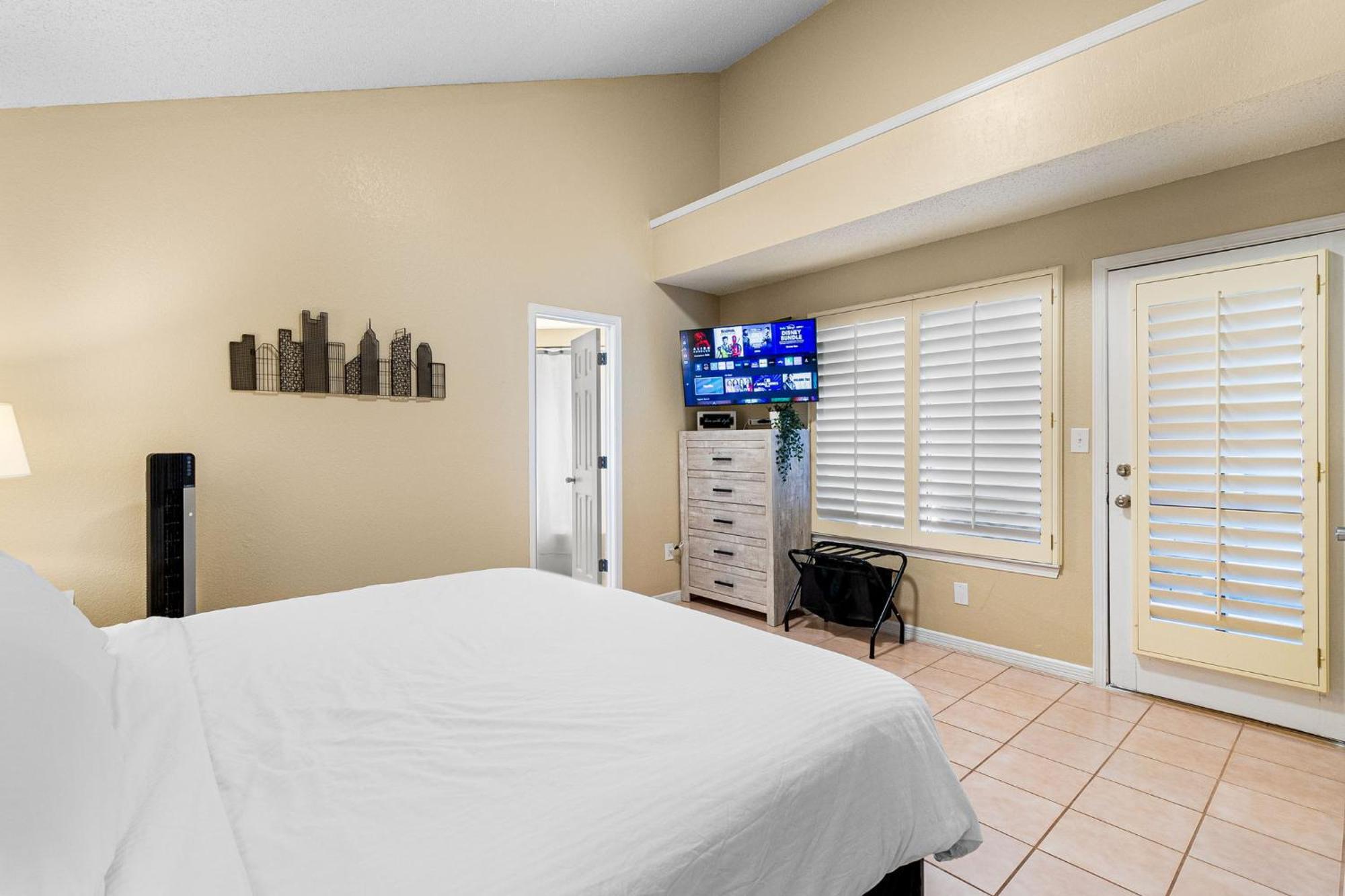 Peaceful West: 4br Dusk Haven
