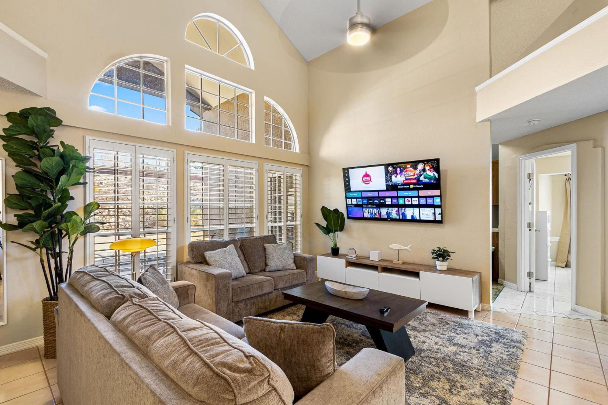 Peaceful West: 4br Dusk Haven