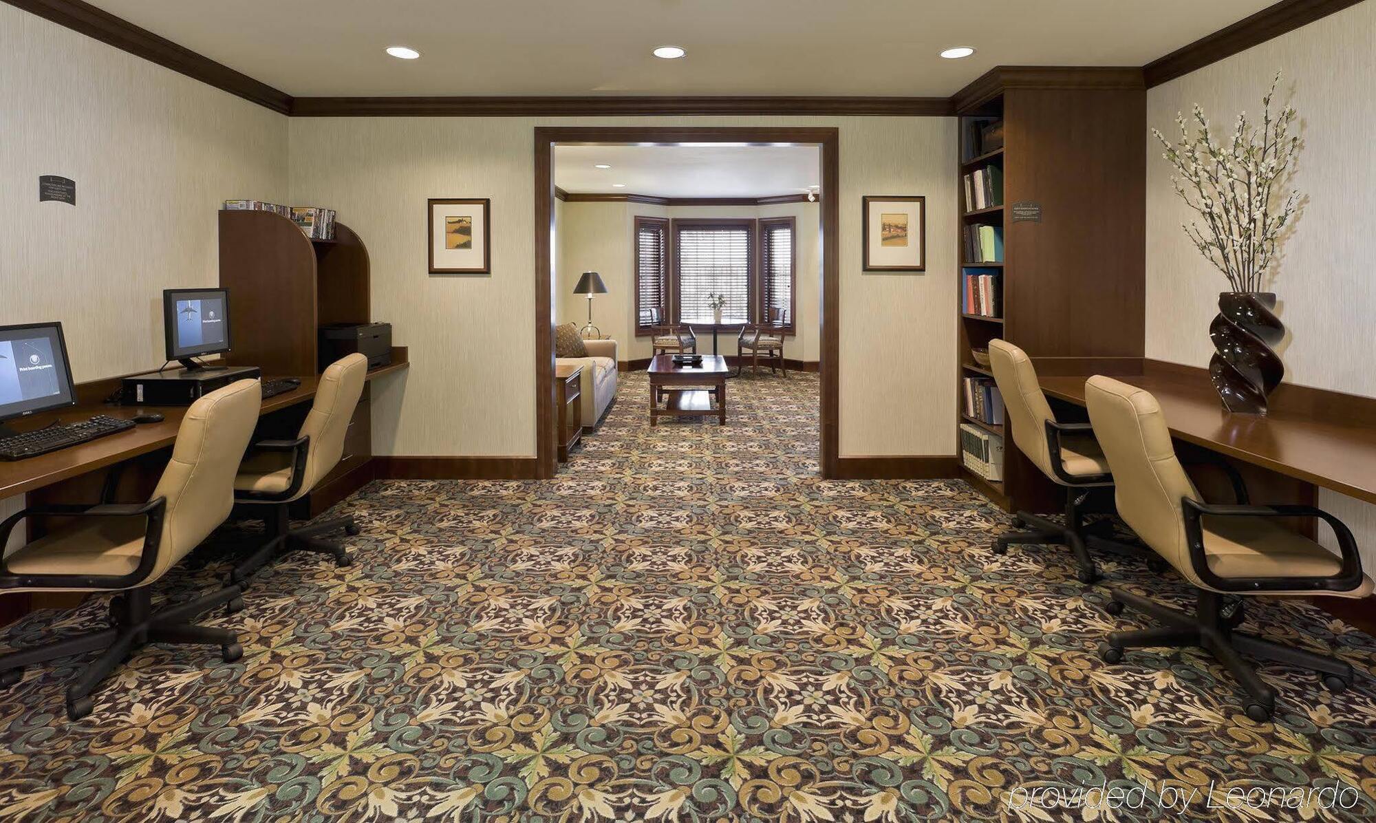 Hotel Staybridge Airport By Ihg