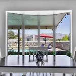 Home With Mountain View/Pool/Tub