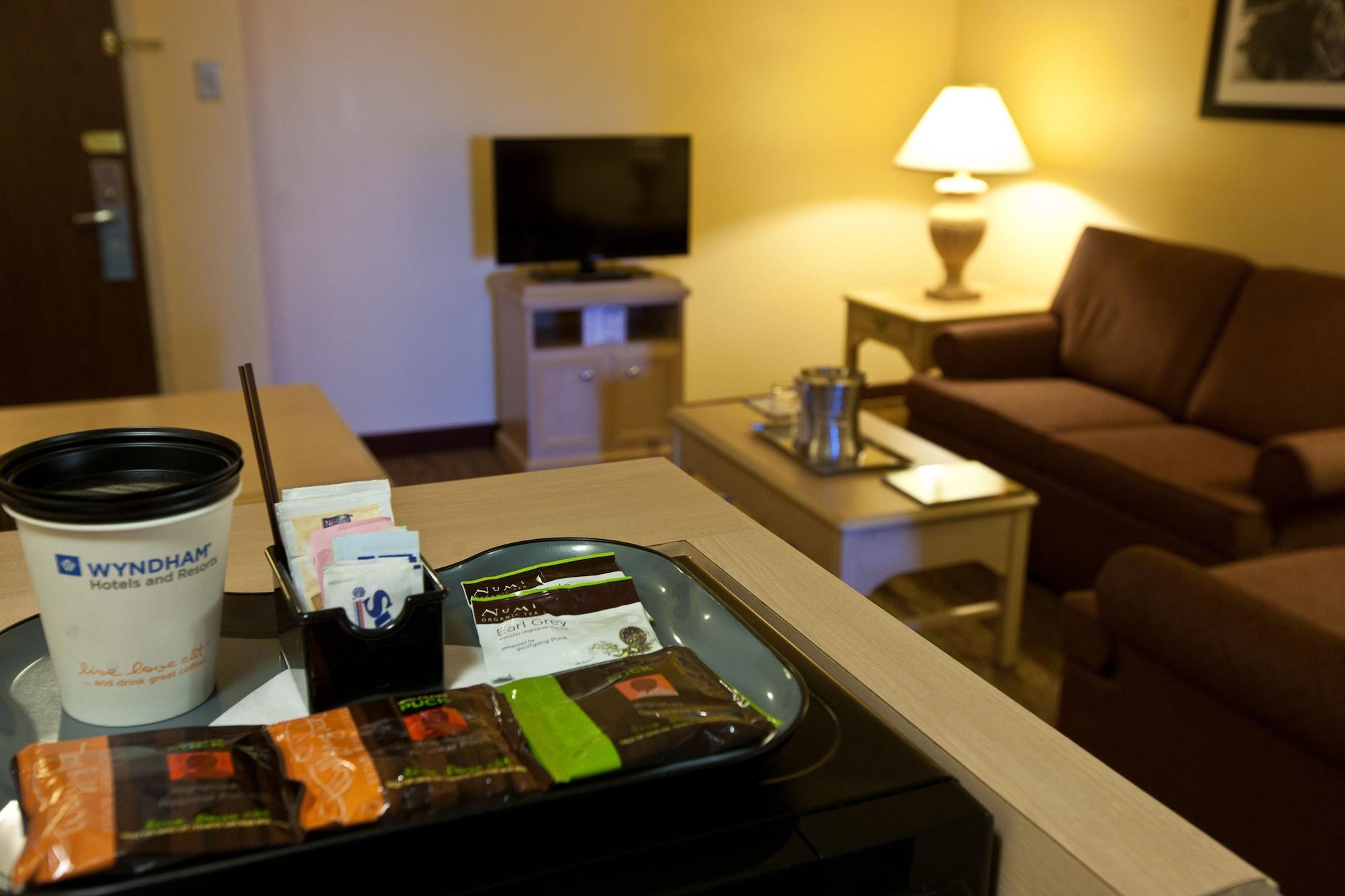 Hotel Wyndham Airport And Water Park 3*