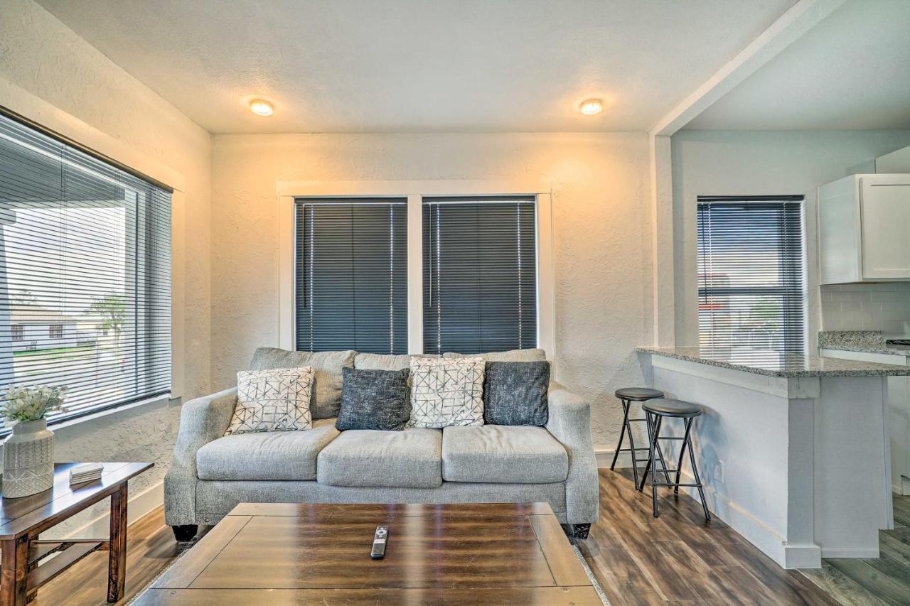 Holiday home Charming And Quaint House With Backyard!