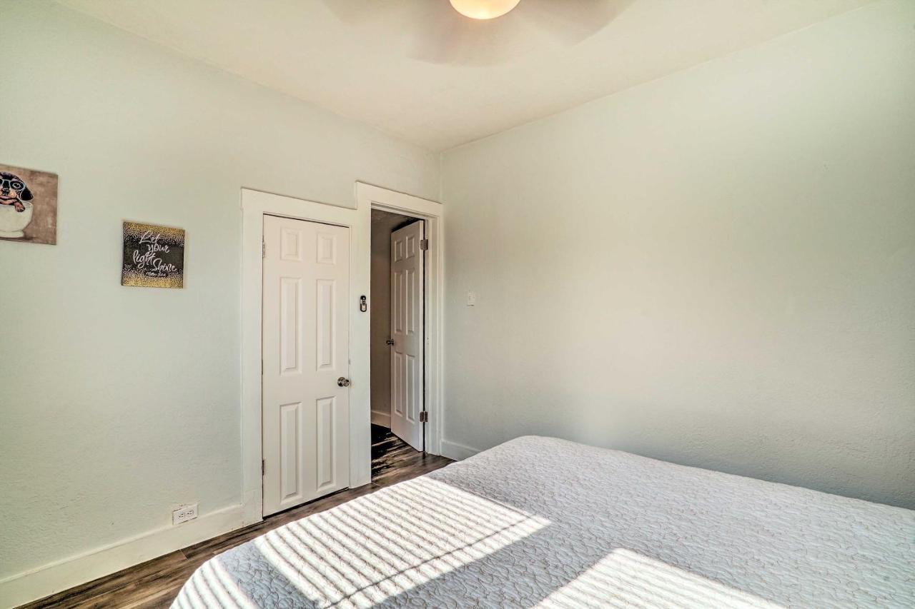 Holiday home Charming And Quaint House With Backyard! *