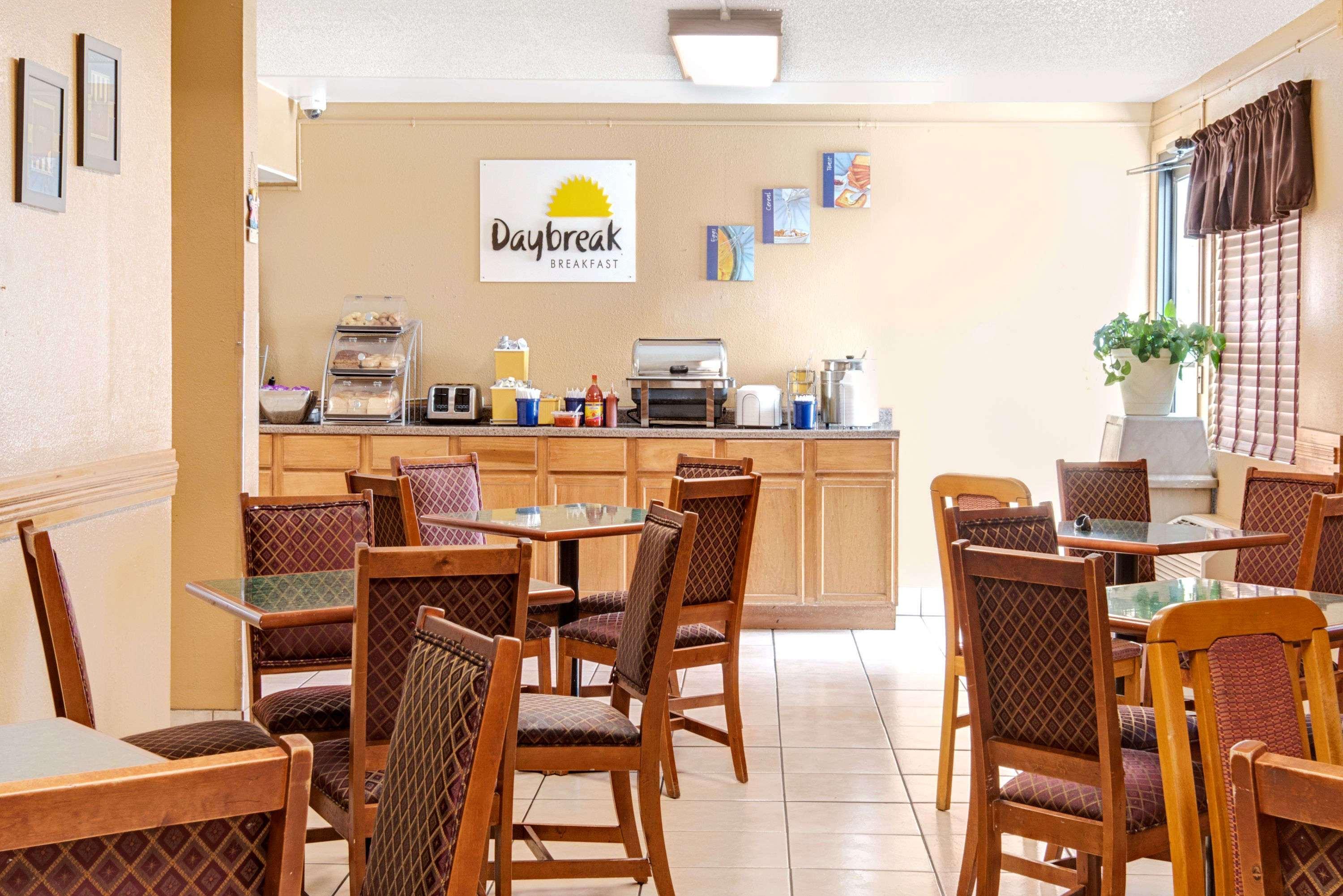Days By Wyndham Airport East 2*