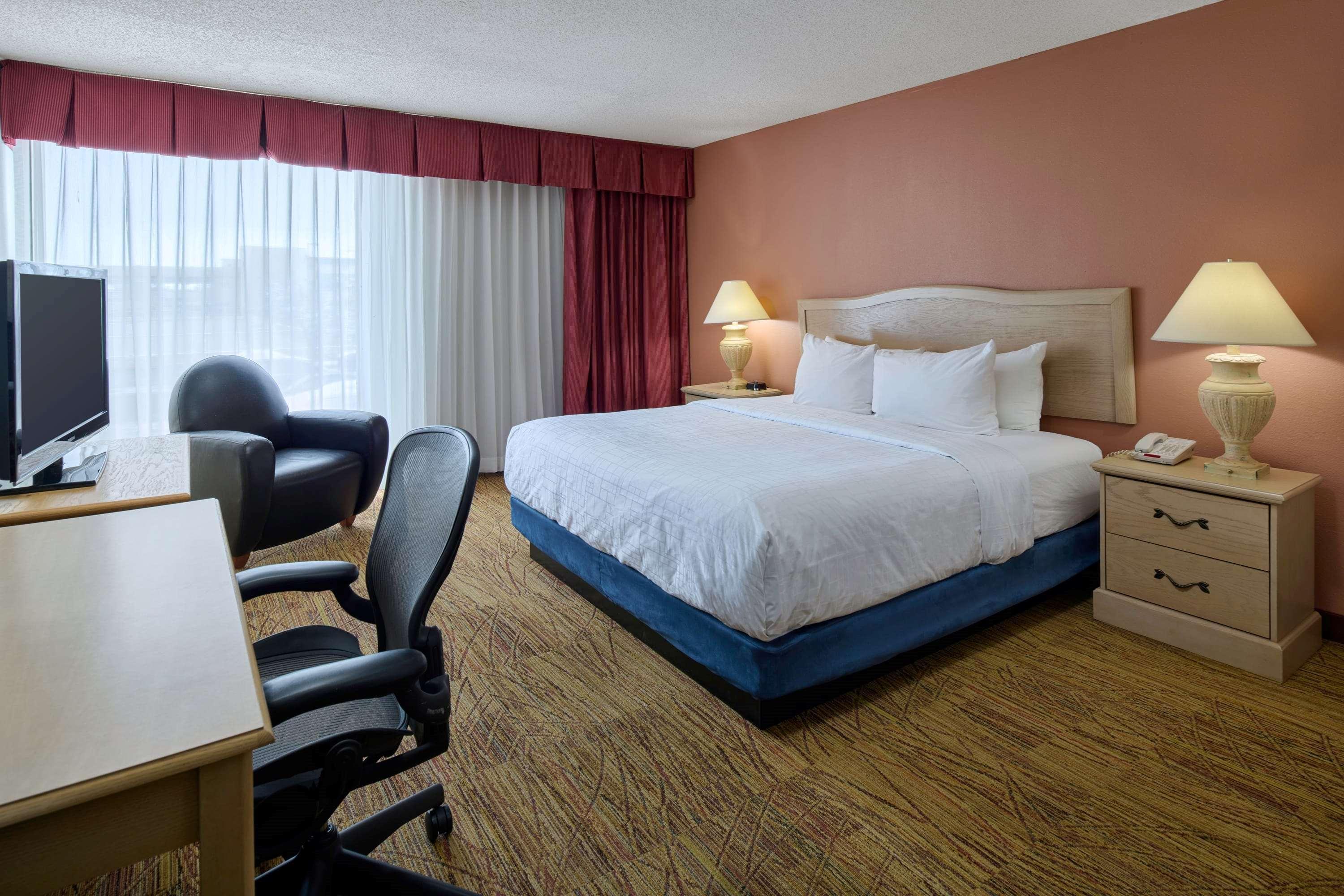 Wyndham Airport And Water Park Hotel