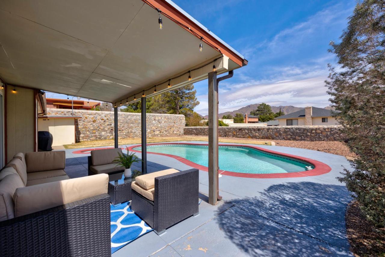 With Mountain View/pool/tub
