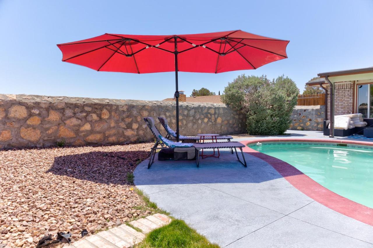With Mountain View/pool/tub *