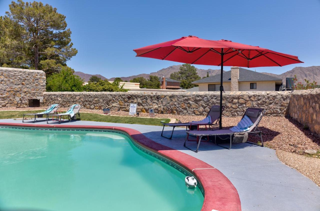 With Mountain View/pool/tub El Paso