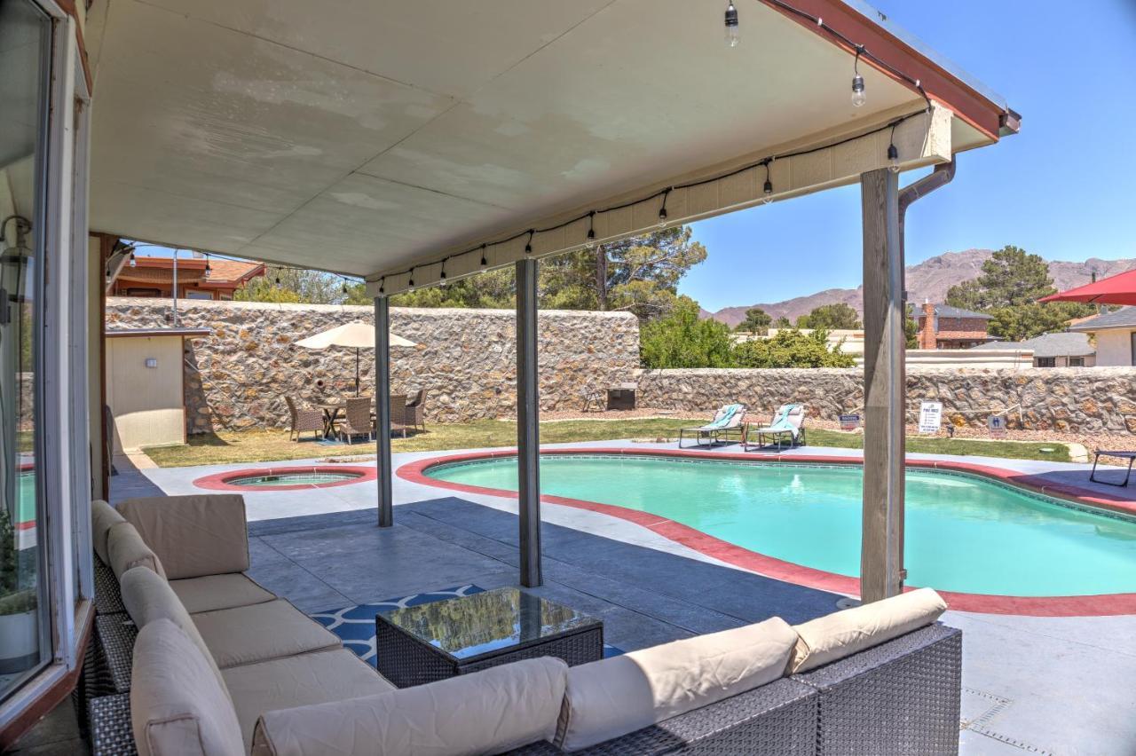 With Mountain View/pool/tub *
