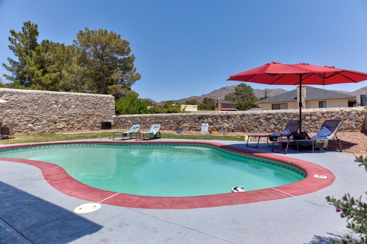 With Mountain View/pool/tub