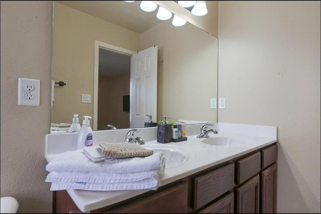 Comfy Classy Home, Close To Everything Casa de férias