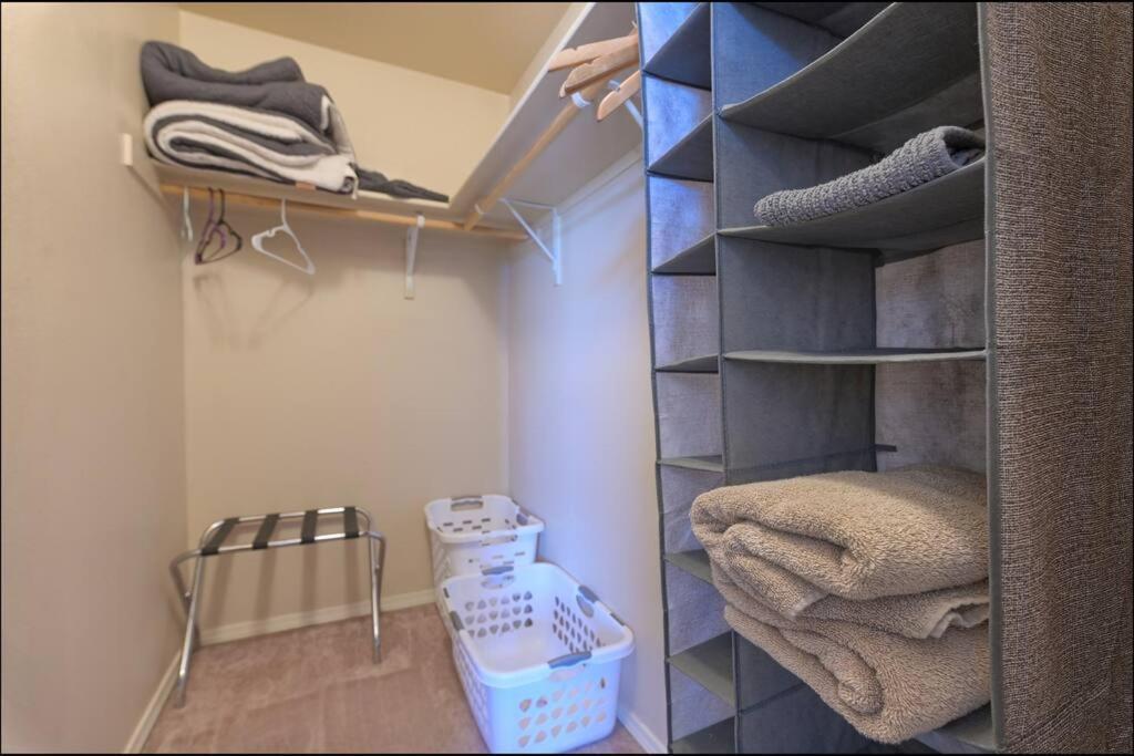 Comfy Classy Home, Close To Everything Casa de férias *