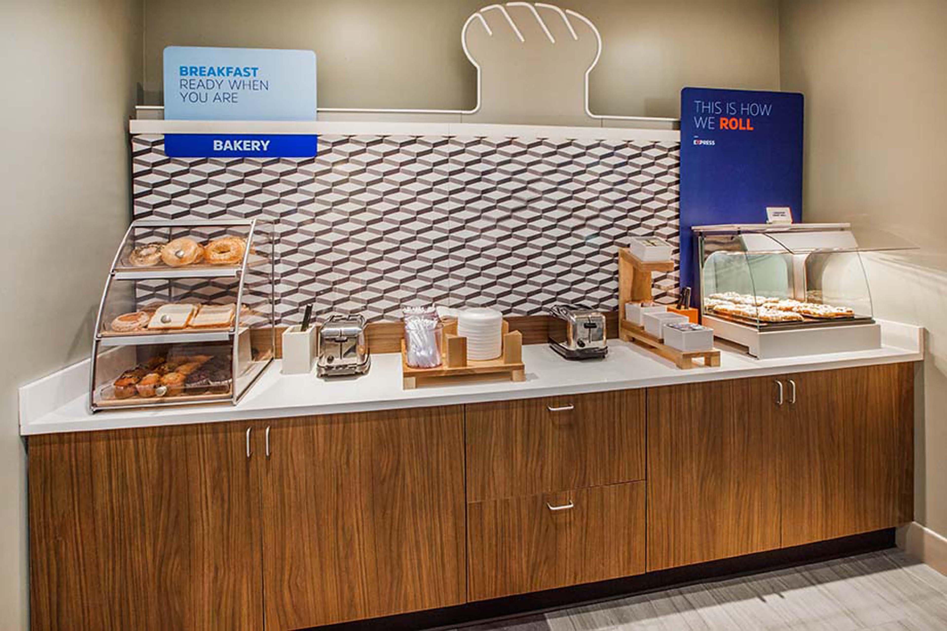 Hotel Express & East-loop 375 By Ihg 3*