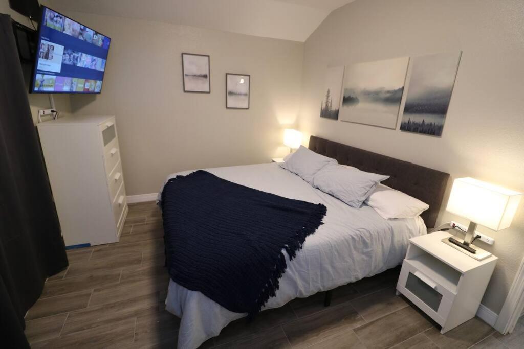 Renovated Stay, Parking, Near Dt & Airport Holiday home *