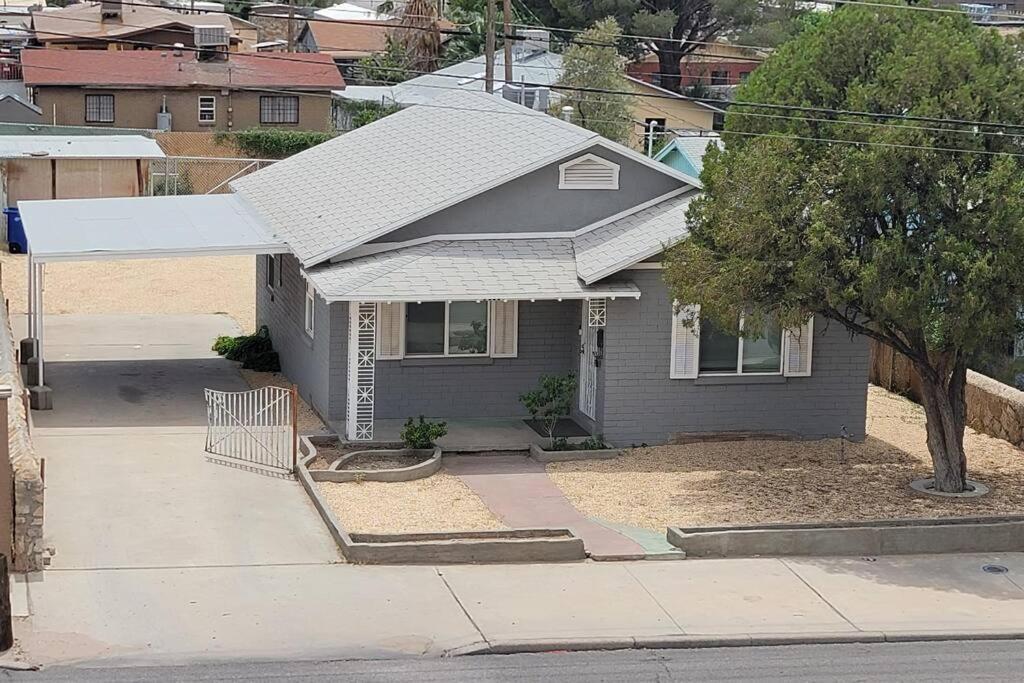 Renovated Stay, Parking, Near Dt & Airport Holiday home