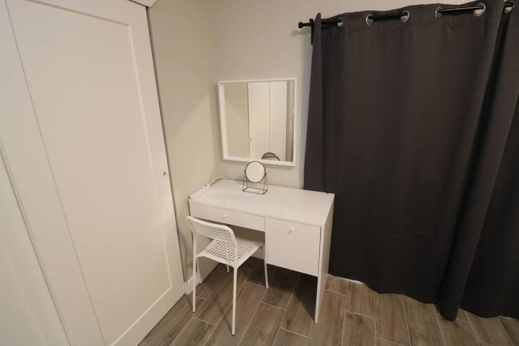 Renovated Stay, Parking, Near Dt & Airport Holiday home