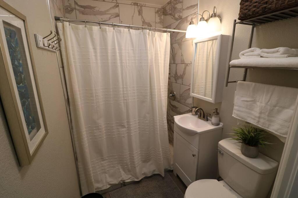 Renovated Stay, Parking, Near Dt & Airport Holiday home