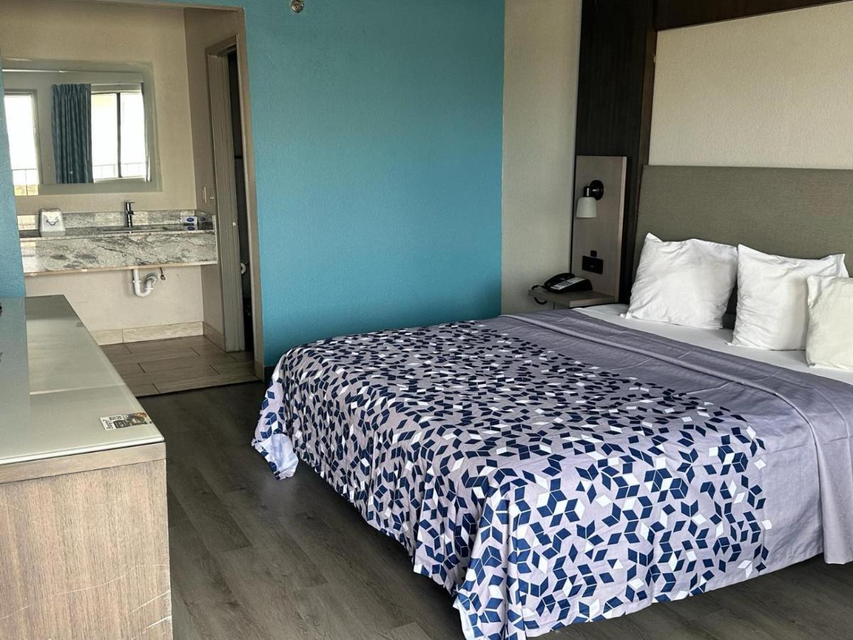 Days By Wyndham Airport East Hotel 2*