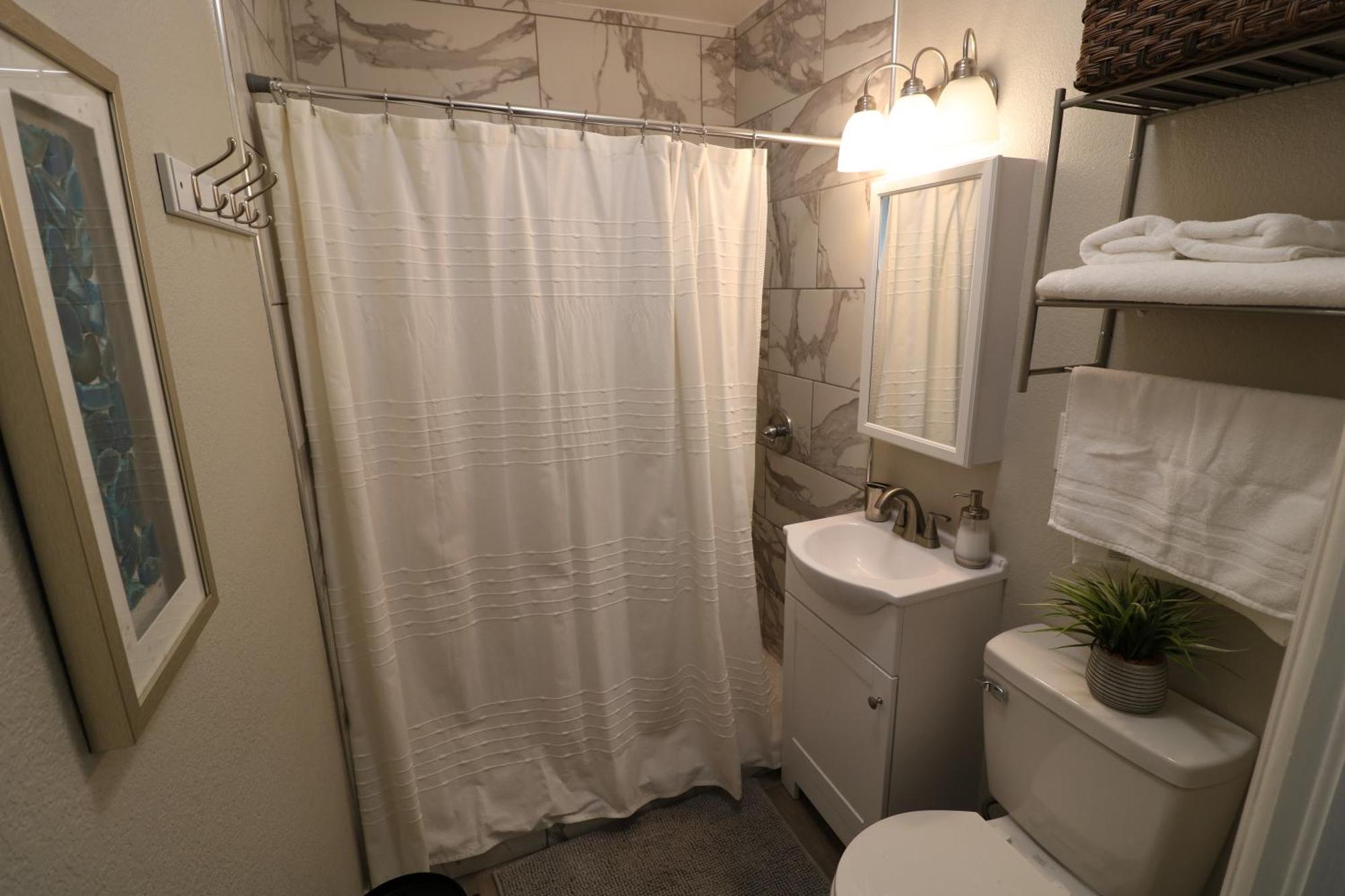 Renovated Stay, Parking, Near Dt & Airport Holiday home