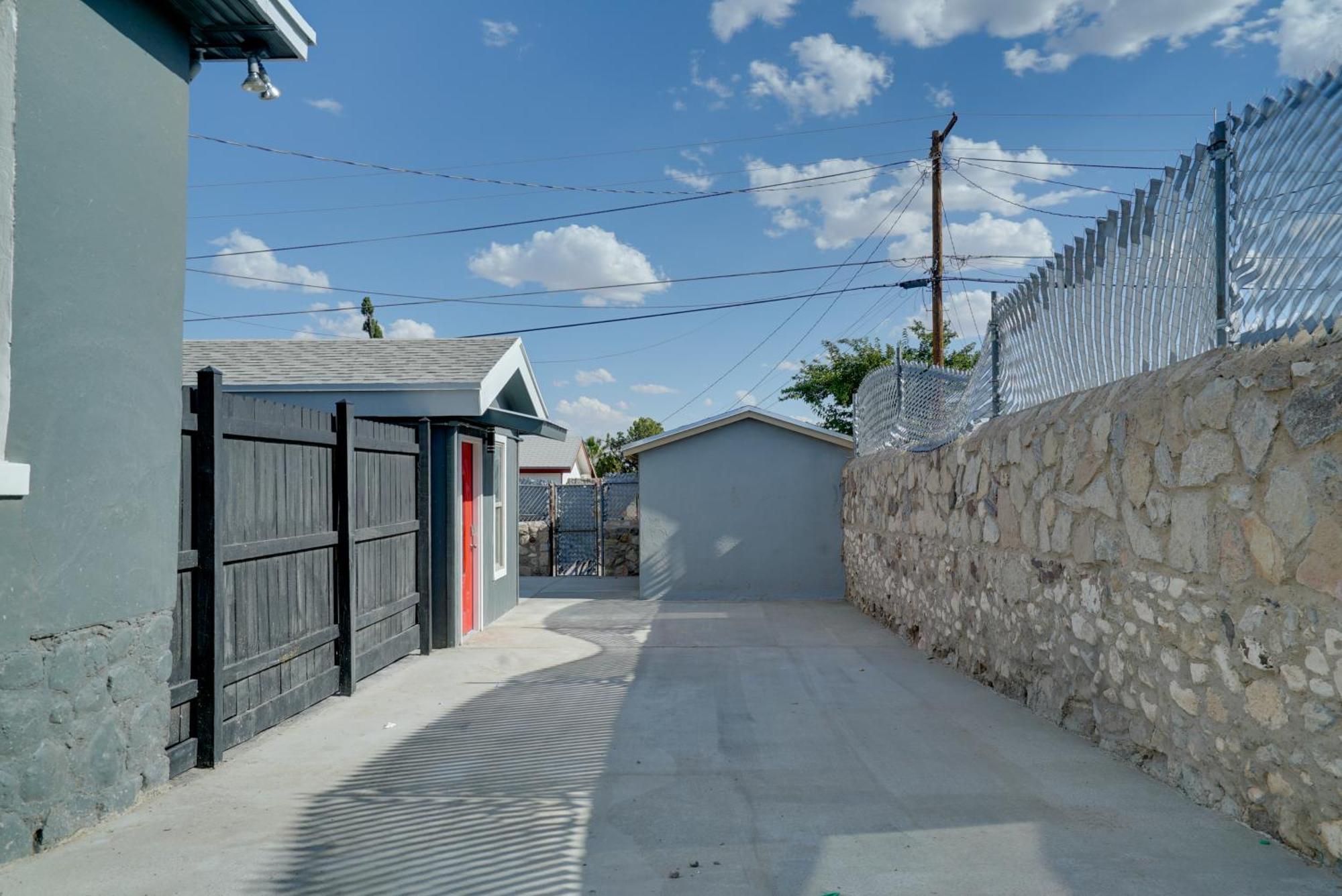 Charming And Quaint House With Backyard! Holiday home El Paso
