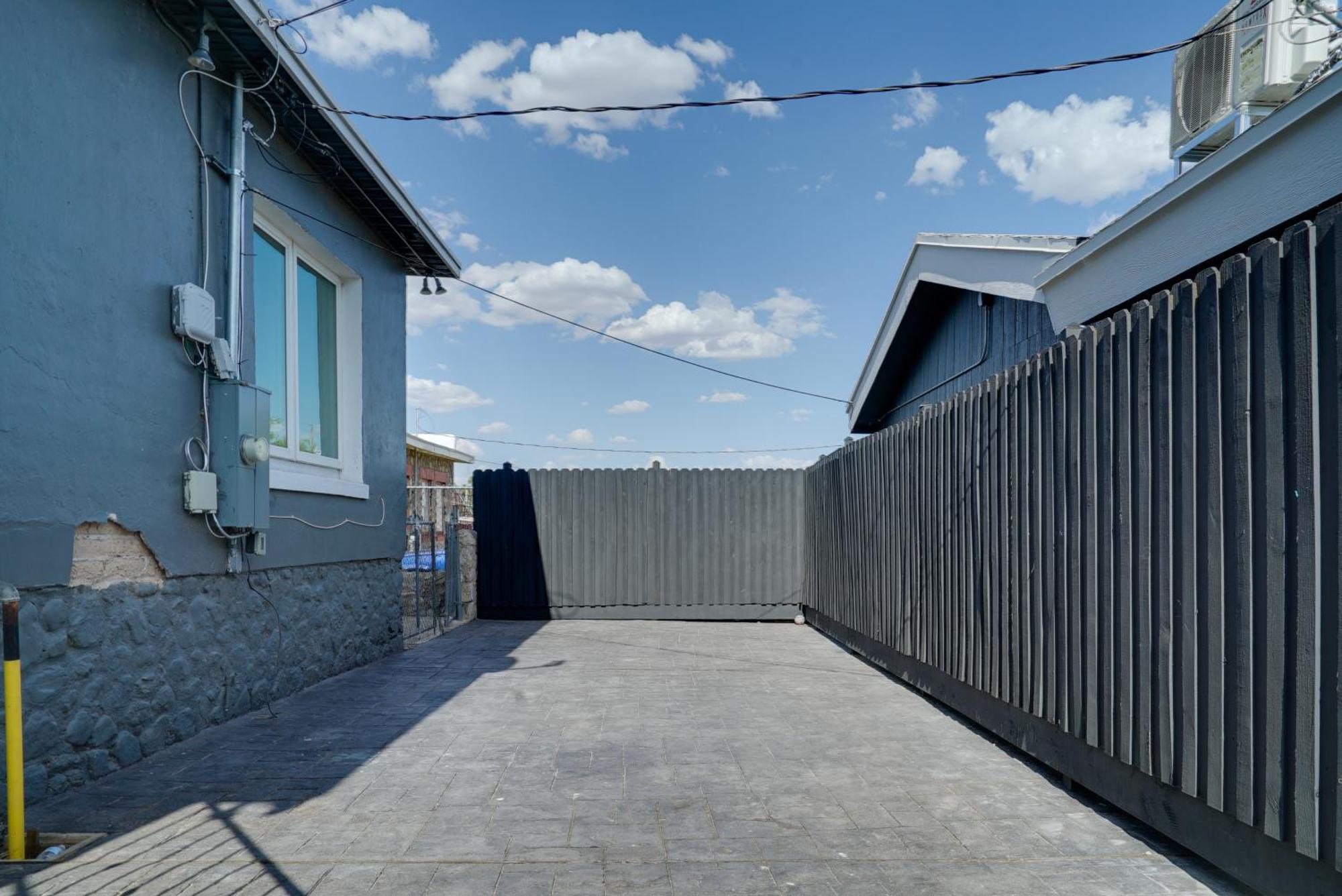 Charming And Quaint House With Backyard! Holiday home El Paso